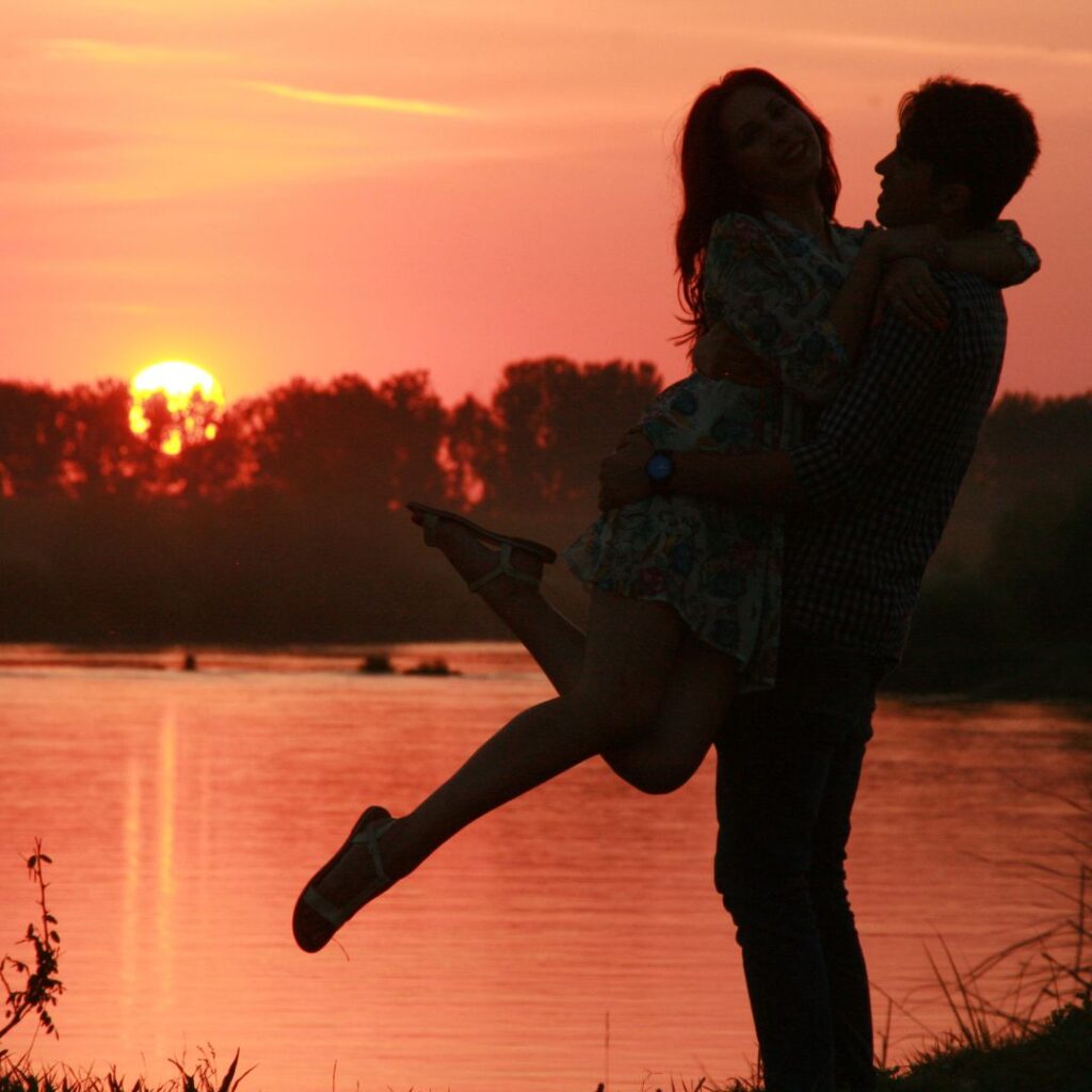結婚を決めて夕日の中で抱き合う男女