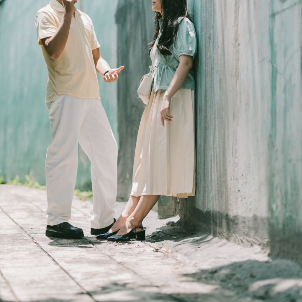 結婚ん相談所について話し合う男女