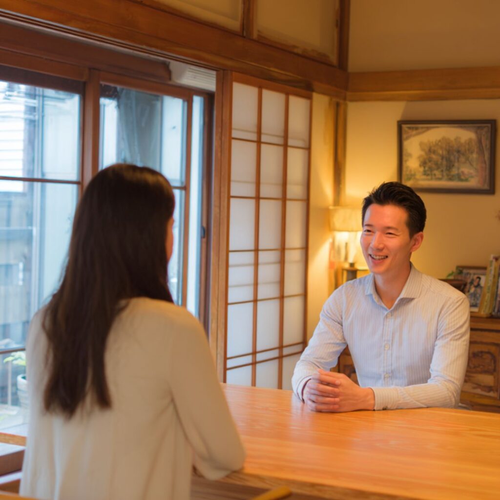 婚活でお見合いをする男女
