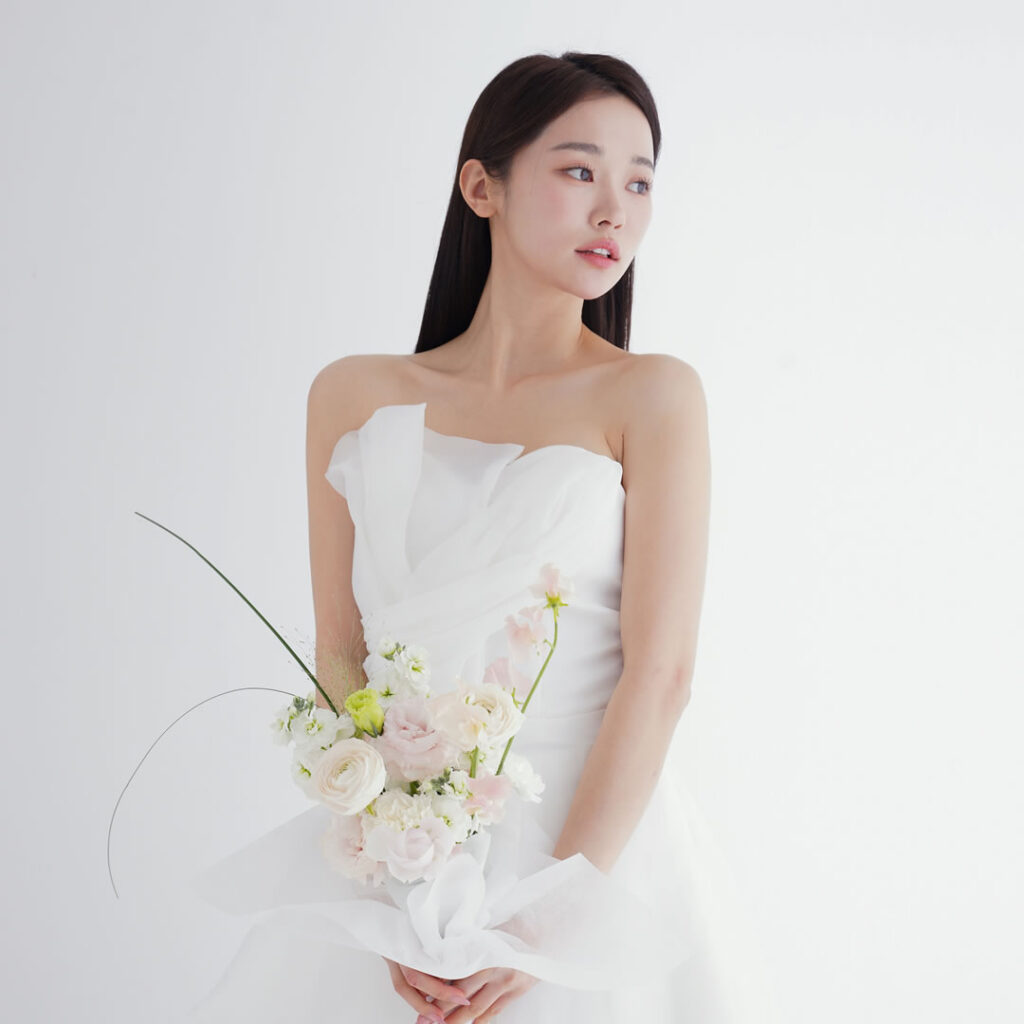 ウエディングドレスをきている女性