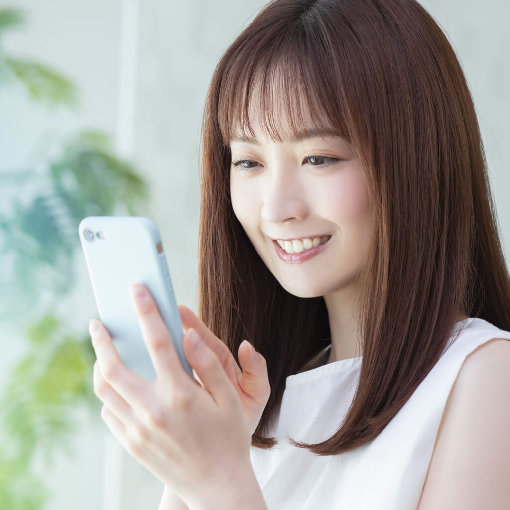 スマホを触っている女性