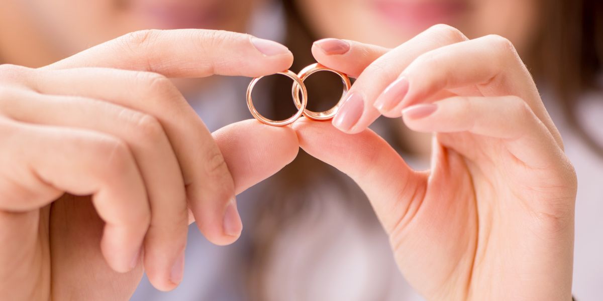結婚指輪をくっつけ合う男女